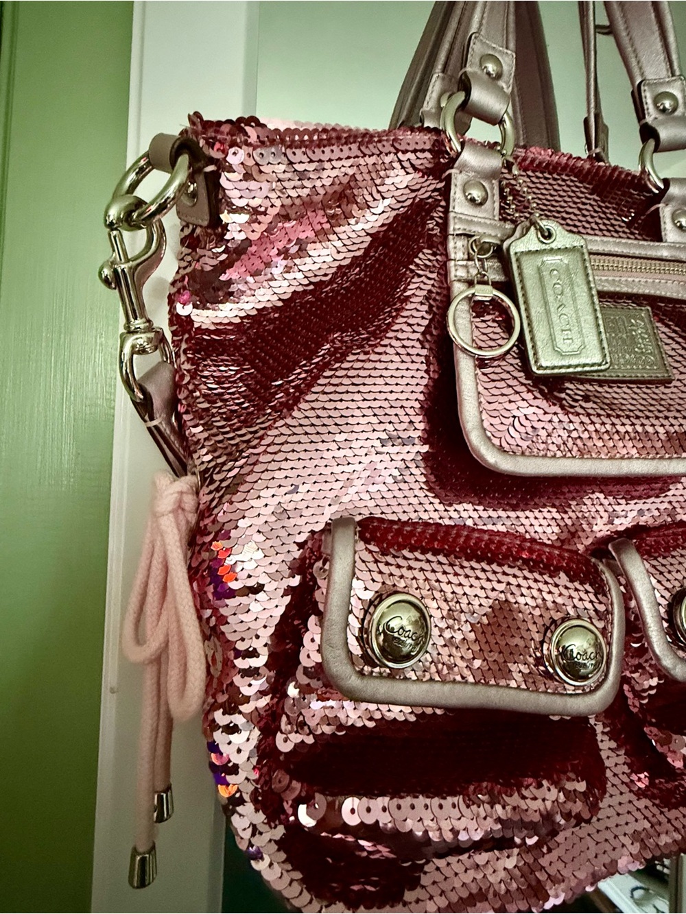RARE AND PRISTINE!! 🩷 Coach Poppy Y2K Pink Sequin Spotlight Tote Bag - Picture 4 of 9